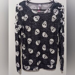 Long sleeved skull print long sleeved knit top/Sz M
